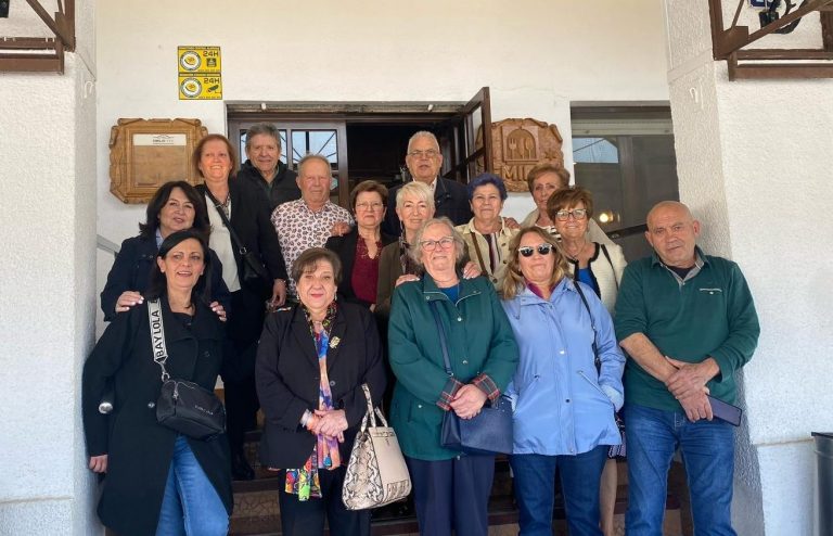 Emotivo reencuentro de antiguos alumnos de la escuela de Tedelche tras más de 60 años