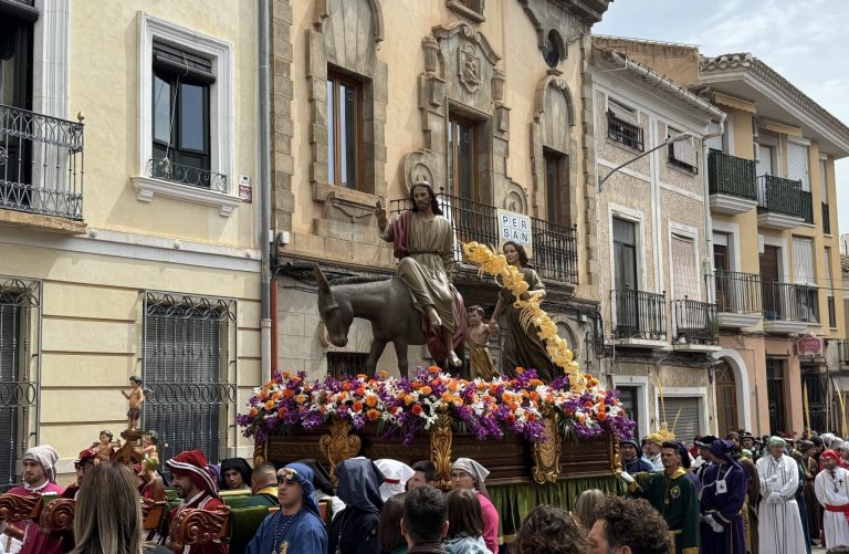 La Semana Santa 2025 comienza en Hellín con la procesión de “La Burrica” bajo un cielo radiante