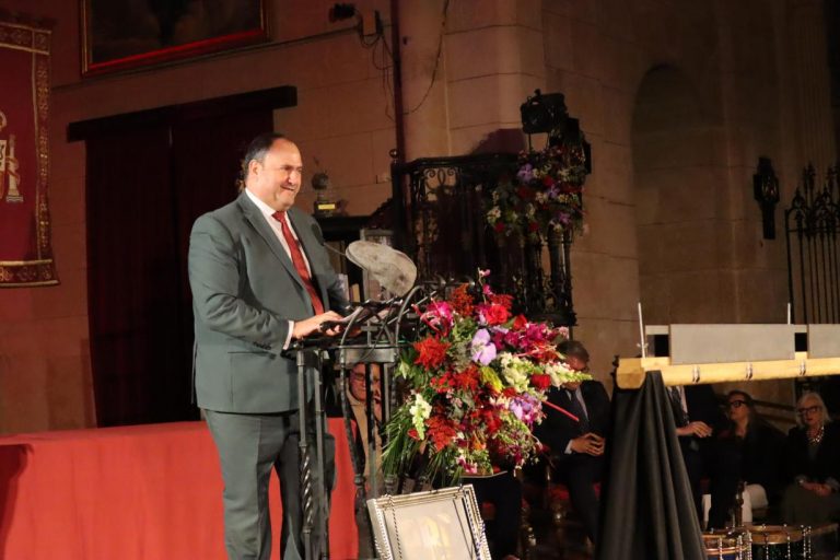 Julián Martínez anuncia que el Gobierno regional financiará el archivo gráfico de la Semana Santa de Hellín
