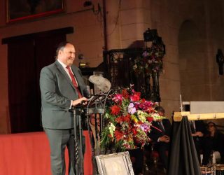 Julián Martínez anuncia que el Gobierno regional financiará el archivo gráfico de la Semana Santa de Hellín