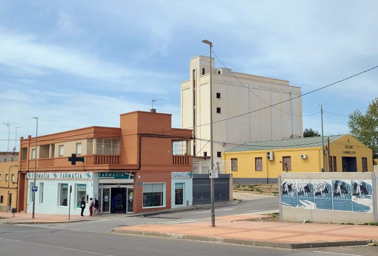 Inseguridad en la Avda. de la Constitución, el abandono del antiguo silo de cereales pone en peligro a los vecinos