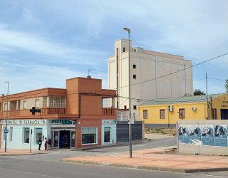 Inseguridad en la Avda. de la Constitución, el abandono del antiguo silo de cereales pone en peligro a los vecinos