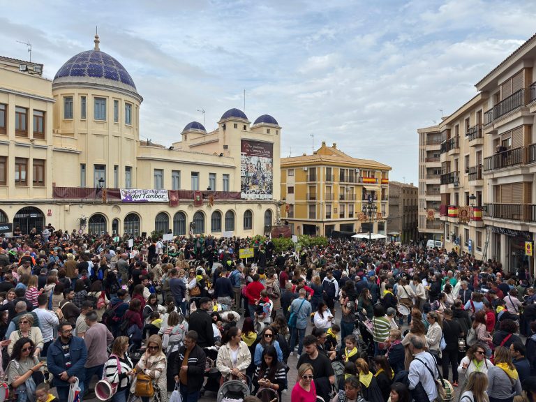 Ambiente festivo en la tamborada escolar del Viernes de Dolores