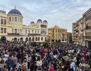 Ambiente festivo en la tamborada escolar del Viernes de Dolores