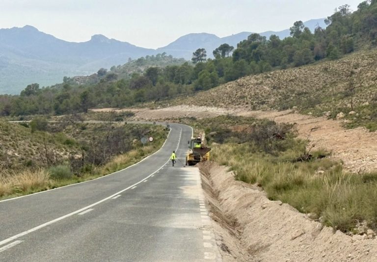 La tormenta deja cortada la carretera  AB-404 entre Hellín y Agramón por un desprendimiento