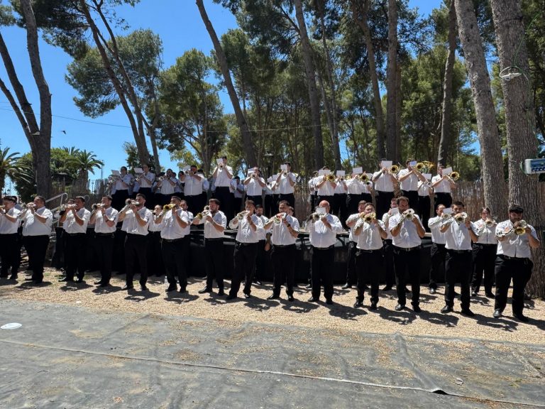 Gran éxito solidario de AFA Hellín en el evento “Melodías para el Recuerdo”