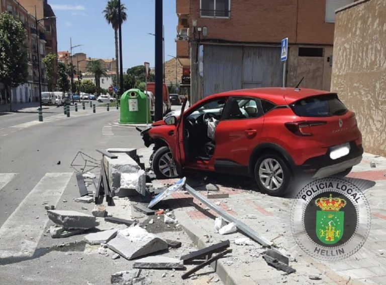 Otro vehículo impacta contra una farola en la calle Poeta Mariano Tomás