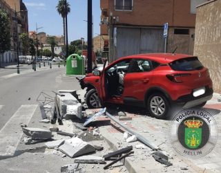 Otro vehículo impacta contra una farola en la calle Poeta Mariano Tomás