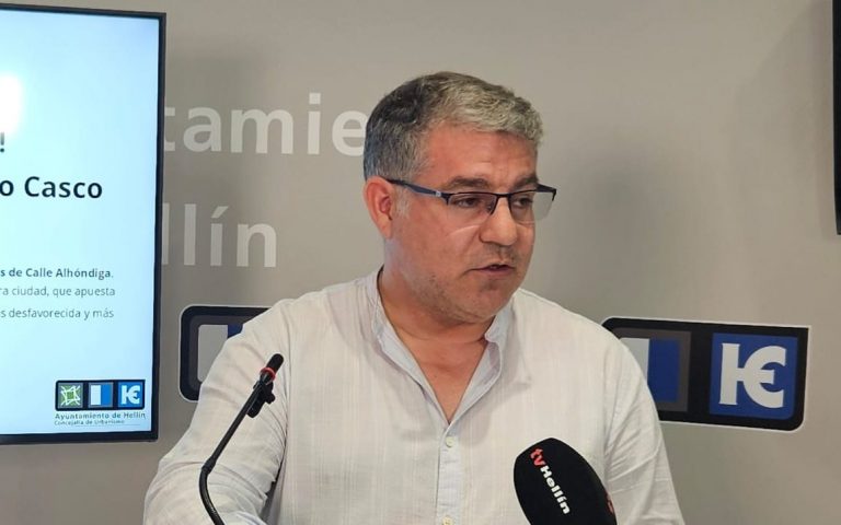 Los concejales adscritos, María Dolores Ráez y José Miguel Vera, no tienen derecho a formar un grupo mixto