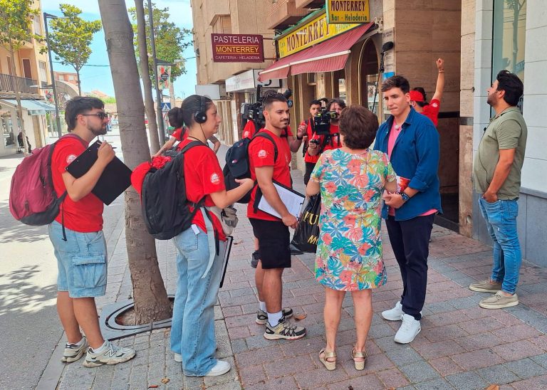 Xuso Jones recorre las calles de Hellín con el concurso “Lo sabe, no lo sabe”