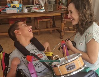 David Requena recibe el Premio Romper Barreras por su proyecto Racataplán, el tambor que emociona a Hellín