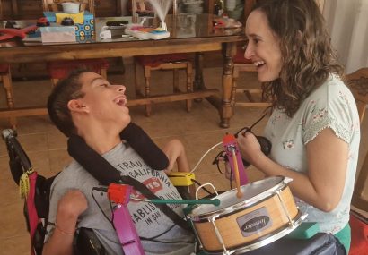 David Requena recibe el Premio Romper Barreras por su proyecto Racataplán, el tambor que emociona a Hellín