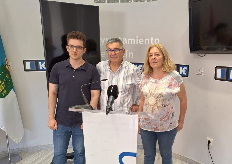 Profesores y alumnos de la Escuela Oficial de Idiomas de Hellín manifiestan su descontento