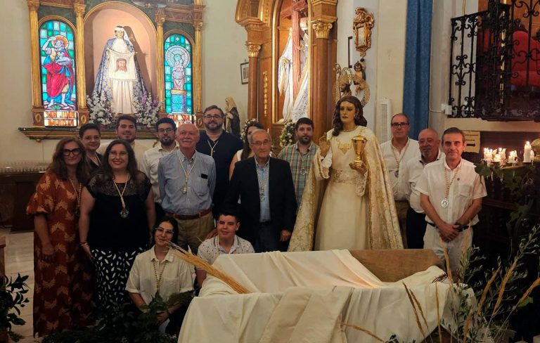 Santa María Magdalena vuelve a su hornacina tras su restauración, en una misa llena de simbolismo y devoción