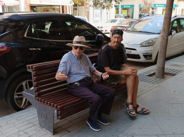 Charla de verano en la Gran Vía, dos generaciones de Hellín y mil historias que contar