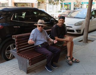 Charla de verano en la Gran Vía, dos generaciones de Hellín y mil historias que contar