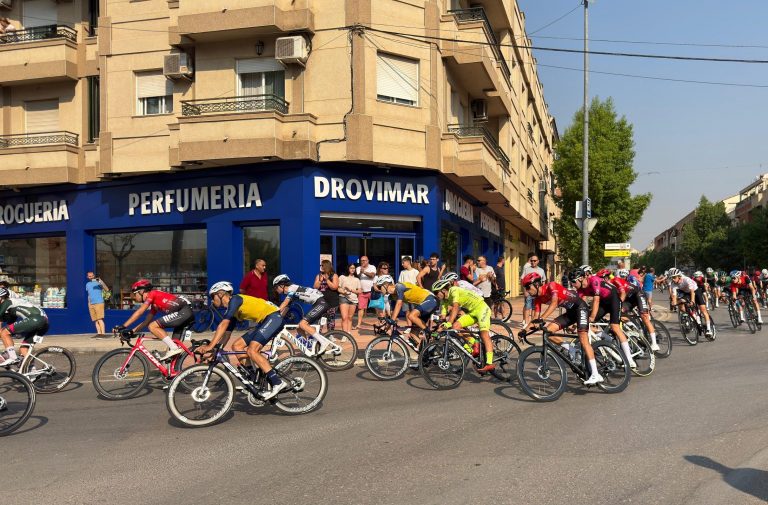 Hellín arropa el paso fugaz de la I Vuelta Ciclista a Castilla-La Mancha Leader