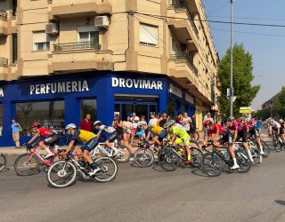 Hellín arropa el paso fugaz de la I Vuelta Ciclista a Castilla-La Mancha Leader