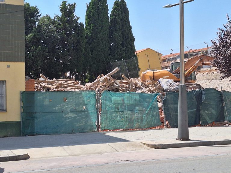 Demolida una céntrica vivienda en la Gran Vía de Hellín