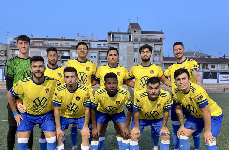 El Hellín C.F. busca consolidar su liderato en la visita al Atlético Ibañés