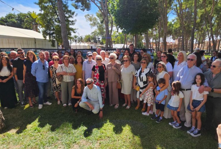 Homenaje a los docentes con la exposición “Maestros de Hellín vocación y legado”