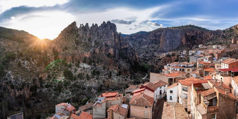 Tres detenidos por engañar a varios vecinos un pueblo de la Sierra
