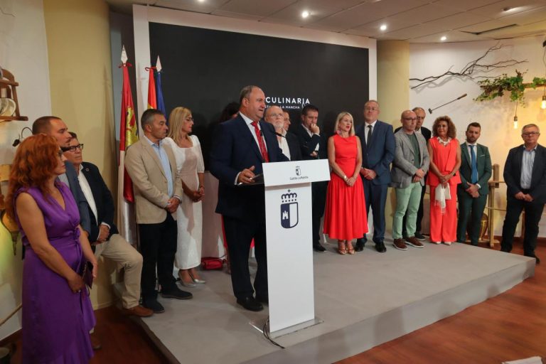 El hellinero Julián Martínez Lizán inaugura el stand del Gobierno regional en la Feria de Albacete