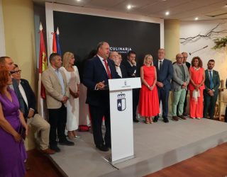 El hellinero Julián Martínez Lizán inaugura el stand del Gobierno regional en la Feria de Albacete