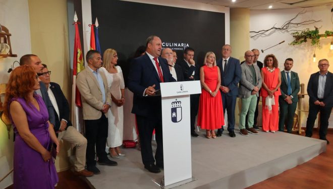 El hellinero Julián Martínez Lizán inaugura el stand del Gobierno regional en la Feria de Albacete