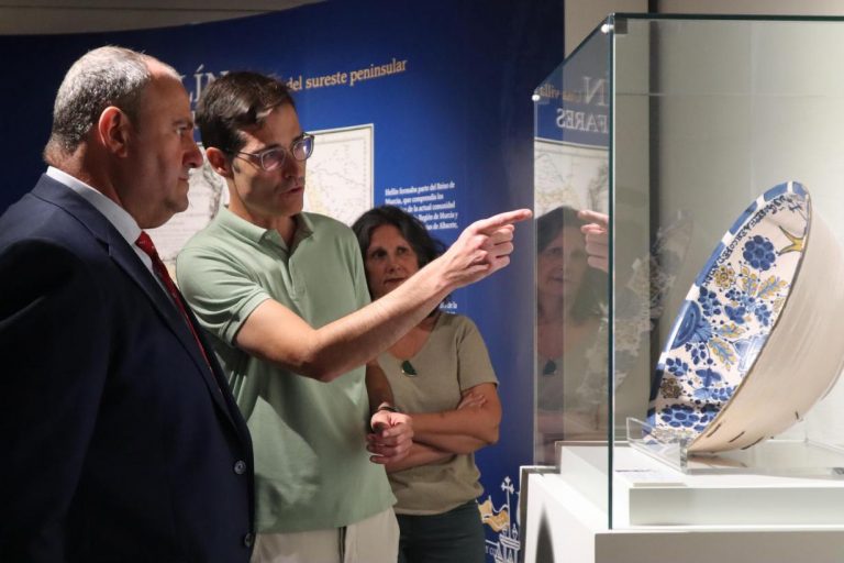 Julián Martínez Lizán visita la exposición ‘La loza de Hellín. Brillo y color’