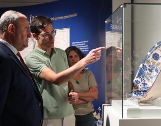 Julián Martínez Lizán visita la exposición ‘La loza de Hellín. Brillo y color’