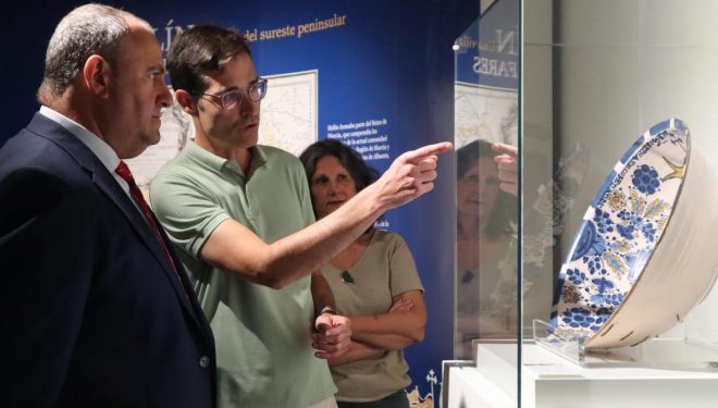 Julián Martínez Lizán visita la exposición ‘La loza de Hellín. Brillo y color’ Julián Martínez Lizán visita la exposición ‘La loza de Hellín. Brillo y color’