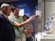 Julián Martínez Lizán visita la exposición ‘La loza de Hellín. Brillo y color’