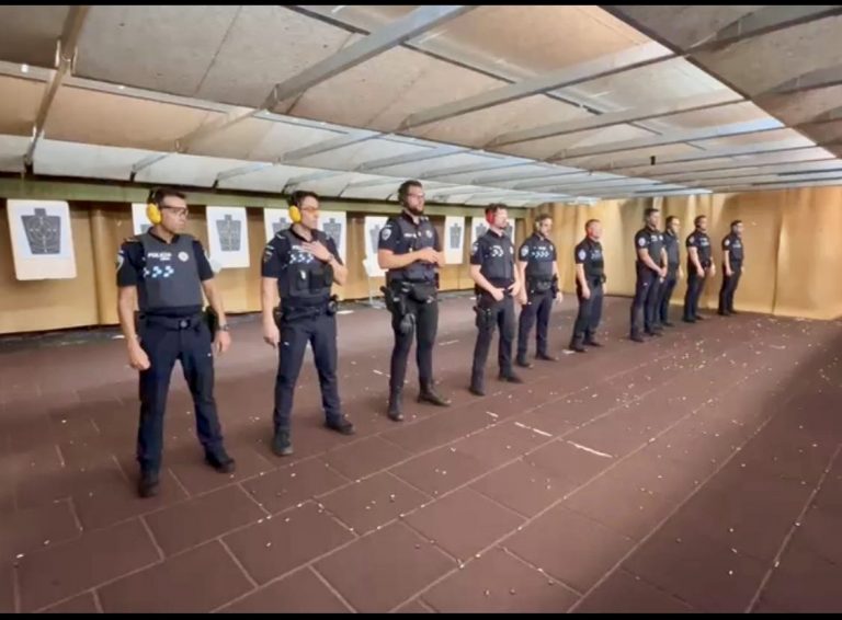 El oficial hellinero Rafa López Hermosilla recibe la distinción de Especialista en Tiro Policial