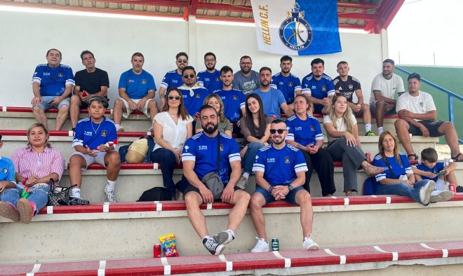 Aficionados del Hellín C.F. en Madrigueras.