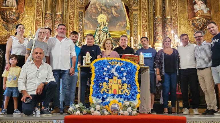 Ofrenda del Hellín CF a la Virgen del Rosario en el inicio de temporada