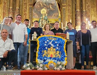 Ofrenda del Hellín CF a la Virgen del Rosario en el inicio de temporada
