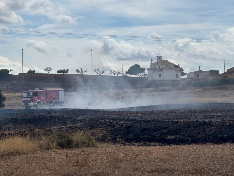 Incendio en la zona del Calvario de Hellín junto a la ermita