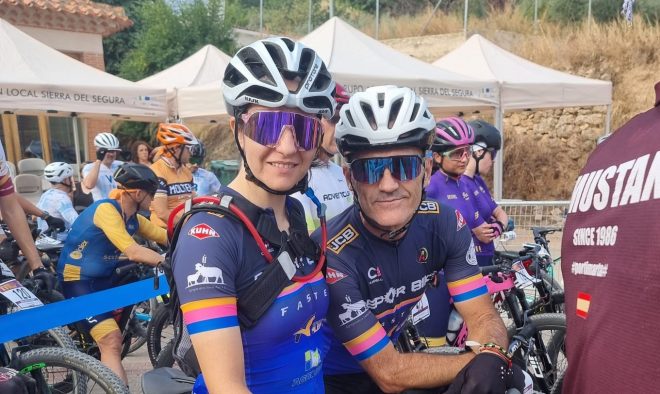 Lidia Hermosa Valero con su compañero de equipo Emilio Martínez.