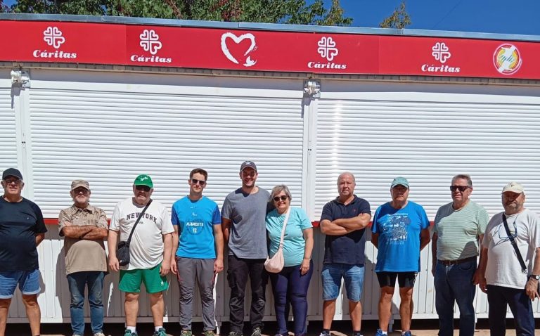 La Tómbola de Cáritas 2025 ya instalada y preparada para abrir sus puertas en la Feria