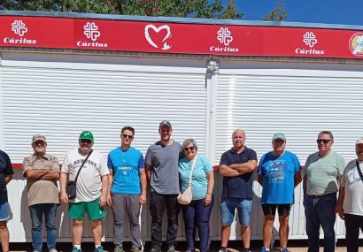 La Tómbola de Cáritas 2025 ya instalada y preparada para abrir sus puertas en la Feria