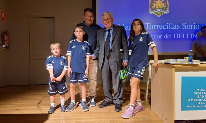 Javier del Pueblo, junto a un grupo de niños del Hellín C.F.