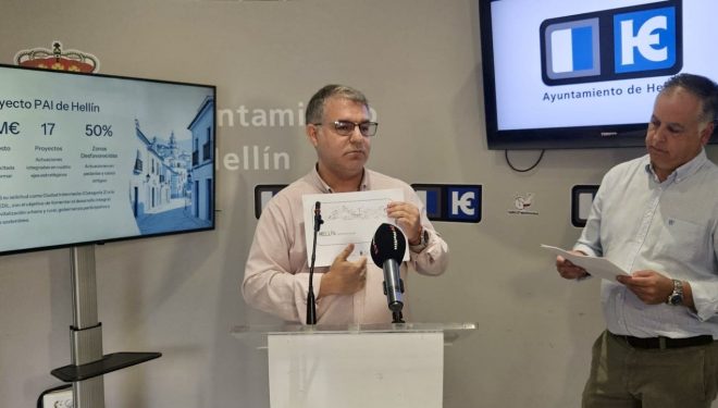 El alcalde acusa al PSOE de mentir sobre las ayudas FEDER y defiende la gestión del Ayuntamiento El alcalde acusa al PSOE de mentir sobre las ayudas FEDER y defiende la gestión del Ayuntamiento
