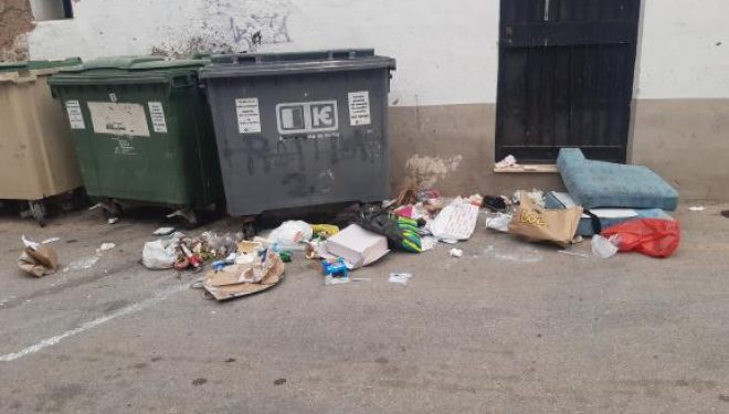Vecinos denuncian la acumulación de basura y enseres en la calle Perdiz