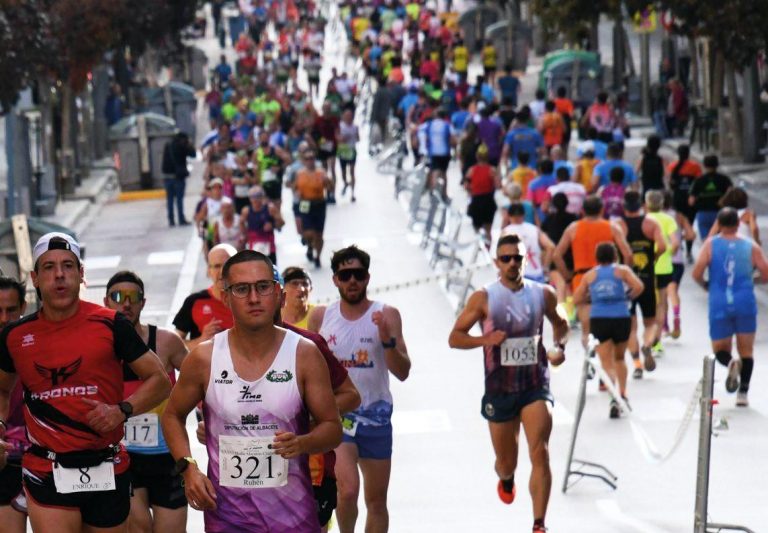 La XXXVII Media Maratón de Hellín apuesta por el 0,0 plástico con 1.200 corredores en las calles