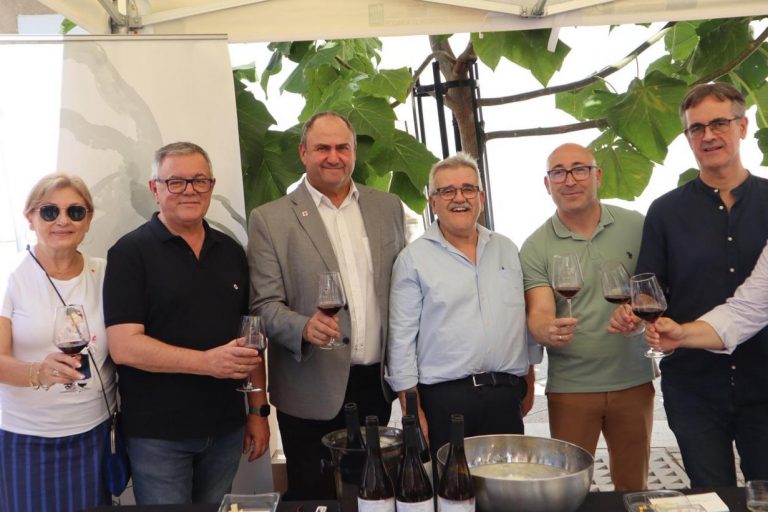 El consejero de Agricultura, Ganadería y Desarrollo Rural, Julián Martínez Lizán, apoya la Feria de Vinos de Hellín
