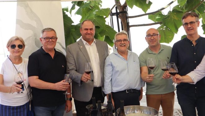 El consejero de Agricultura, Ganadería y Desarrollo Rural, Julián Martínez Lizán, apoya la Feria de Vinos de Hellín El consejero de Agricultura, Ganadería y Desarrollo Rural, Julián Martínez Lizán, apoya la Feria de Vinos de Hellín