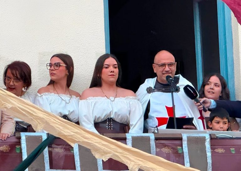 Antonio del Oro hace reír y emociona en un pregón lleno de humor, amistad y orgullo hellinero