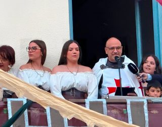 Antonio del Oro hace reír y emociona en un pregón lleno de humor, amistad y orgullo hellinero