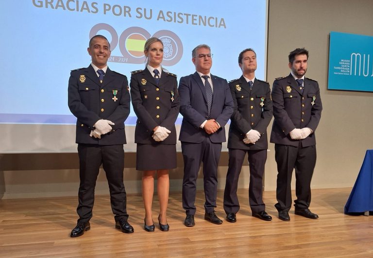Homenaje a la Policía Nacional en Hellín por el día de sus patronos